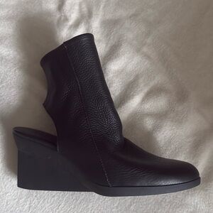 ARCHE black leather shoes. High heel wedge. Size EU36.